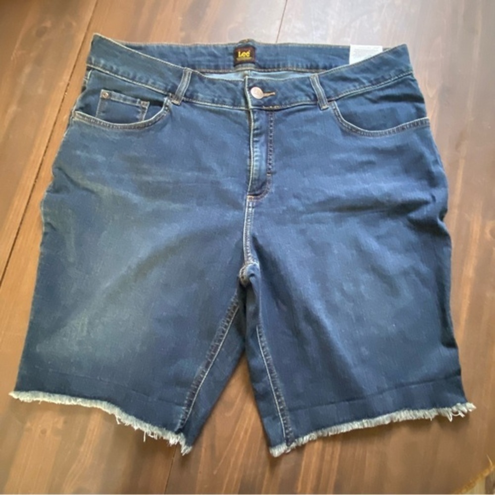 Lee Women's Blue Jean Shorts Size 20WM Frayed Hem Five Pocket New